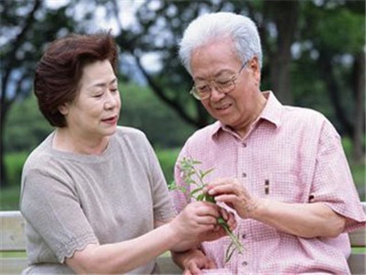 老花镜科普：老人该如何缓解老花眼？