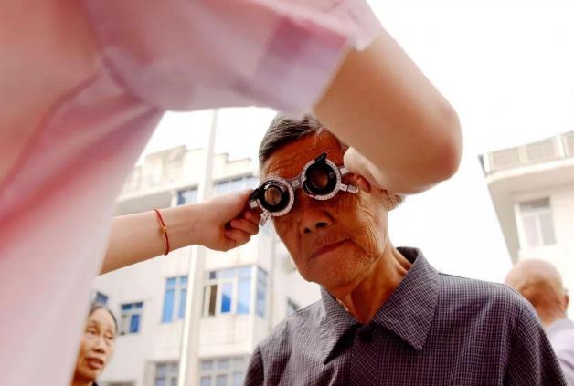 验光师提醒：老年人老花眼切勿盲目佩戴老花镜
