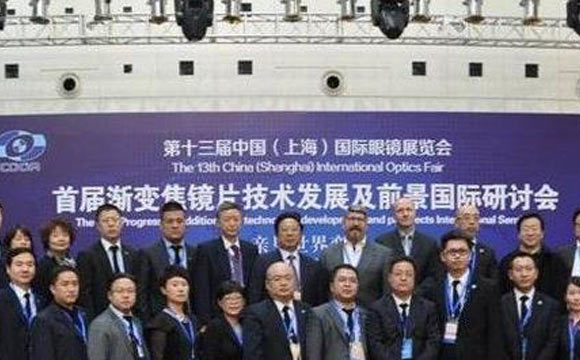 老花镜技术革命，渐进多焦镜才是最佳解决方案