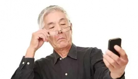 老花眼用手机发信息成了奢侈，六十岁的困惑看他怎么解决
