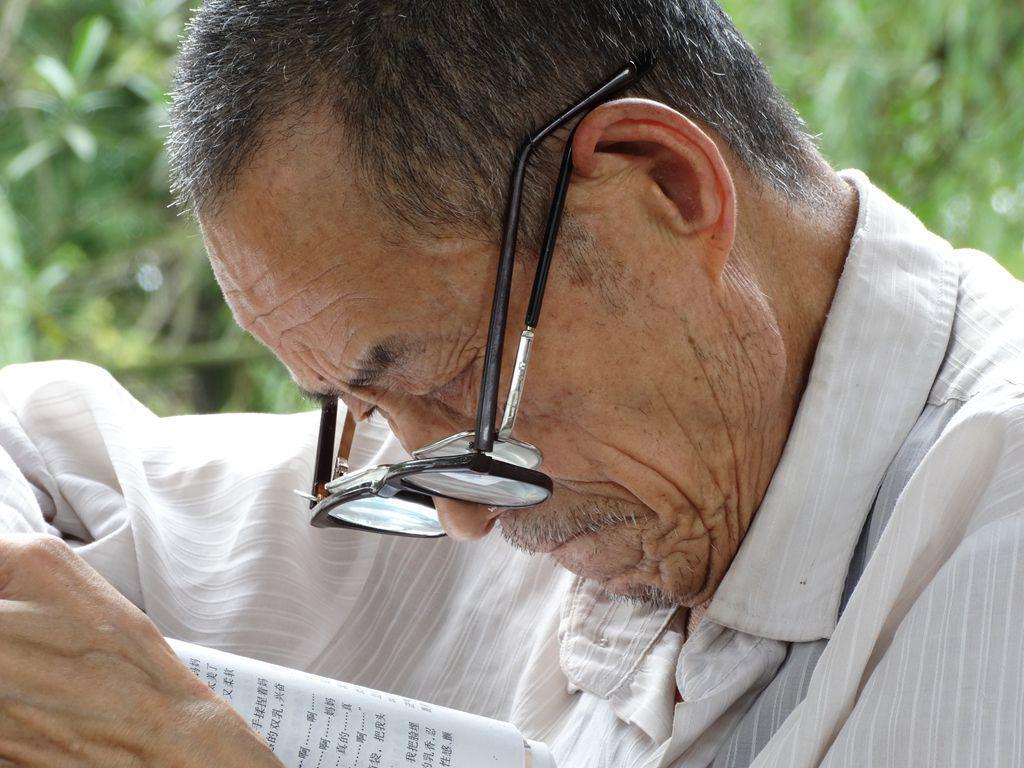 “老花眼”谁都避不开，哪些症状说明眼睛提前“花”了？